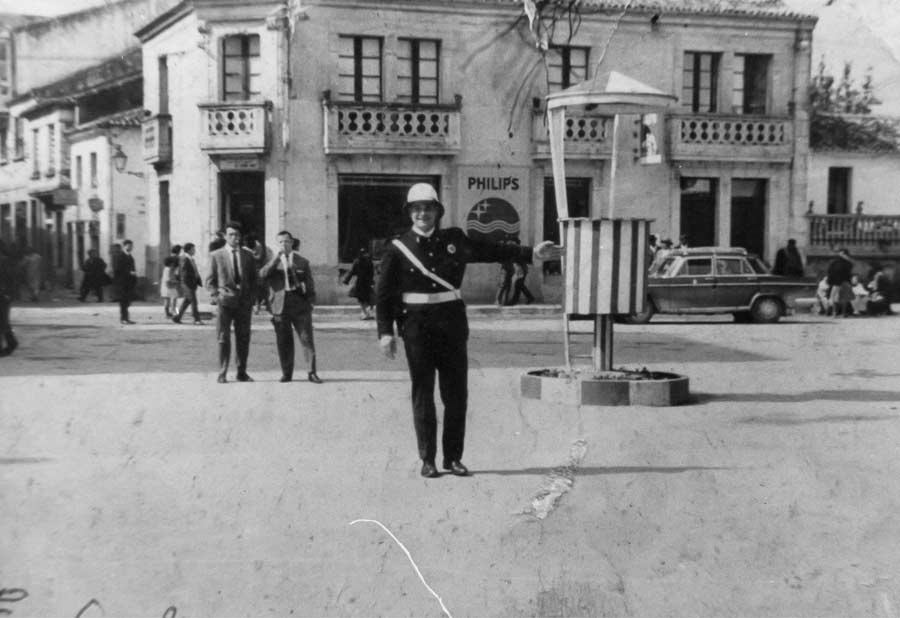 Ano 1970 - Policía Local de Santiago regulando o tráfico en Padrón 